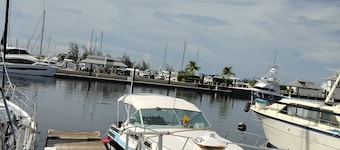  1-bedroom boat at the Perry with AC, fitness room and 2 swimming pools