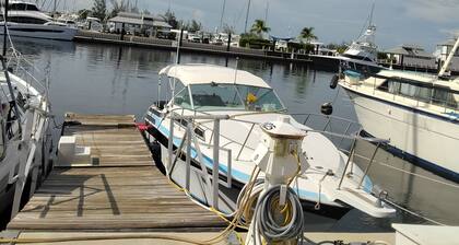 1-bedroom boat at the Perry with AC, fitness room and 2 swimming pools