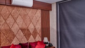 Familienapartment, Balkon, Stadtblick | Zimmersafe, Schreibtisch, laptopgeeigneter Arbeitsplatz