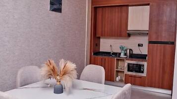 Familielejlighed - balkon - byudsigt | Spisestue