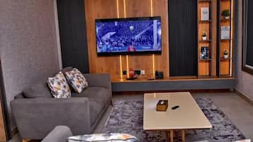 Departamento familiar, balcón, vista a la ciudad | Área de sala de estar