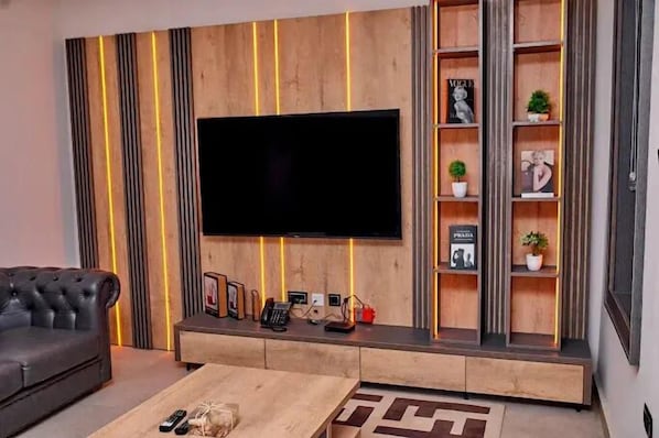 Departamento familiar, balcón, vista a la ciudad | Área de sala de estar