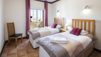 2 habitaciones y tabla de planchar con plancha