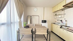 Apartemen Kota, 2 kamar tidur, lemari es & microwave, pemandangan kota | Dapur pribadi | Lemari es kecil, kompor, peralatan masak/sendok-piring, dan meja makan