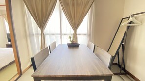 Appartement Ville, 2 chambres, réfrigérateur et four à micro-ondes, vue sur la ville (AH501) | Aire de séjour | Téléviseur à écran plat de 32 po avec télévision numérique