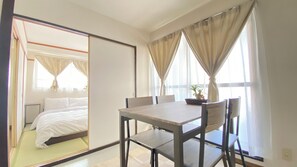 City appartement, meerdere slaapkamers, uitzicht op de stad (10Units 20Beds) | Een bureau, een laptopwerkplek, gratis wifi, beddengoed