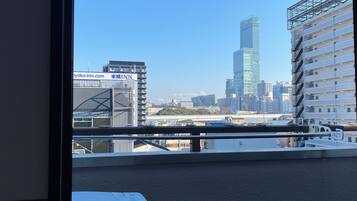 30sec walk to Tsutenkaku/1 stop to Namba Sta./AH703 | Lanai