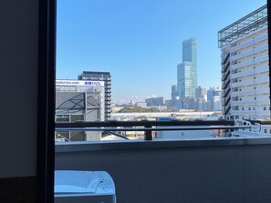 Căn hộ trung tâm thành phố, 2 giường đơn, tủ lạnh & lò vi sóng, quang cảnh thành phố (AH703) | Lanai