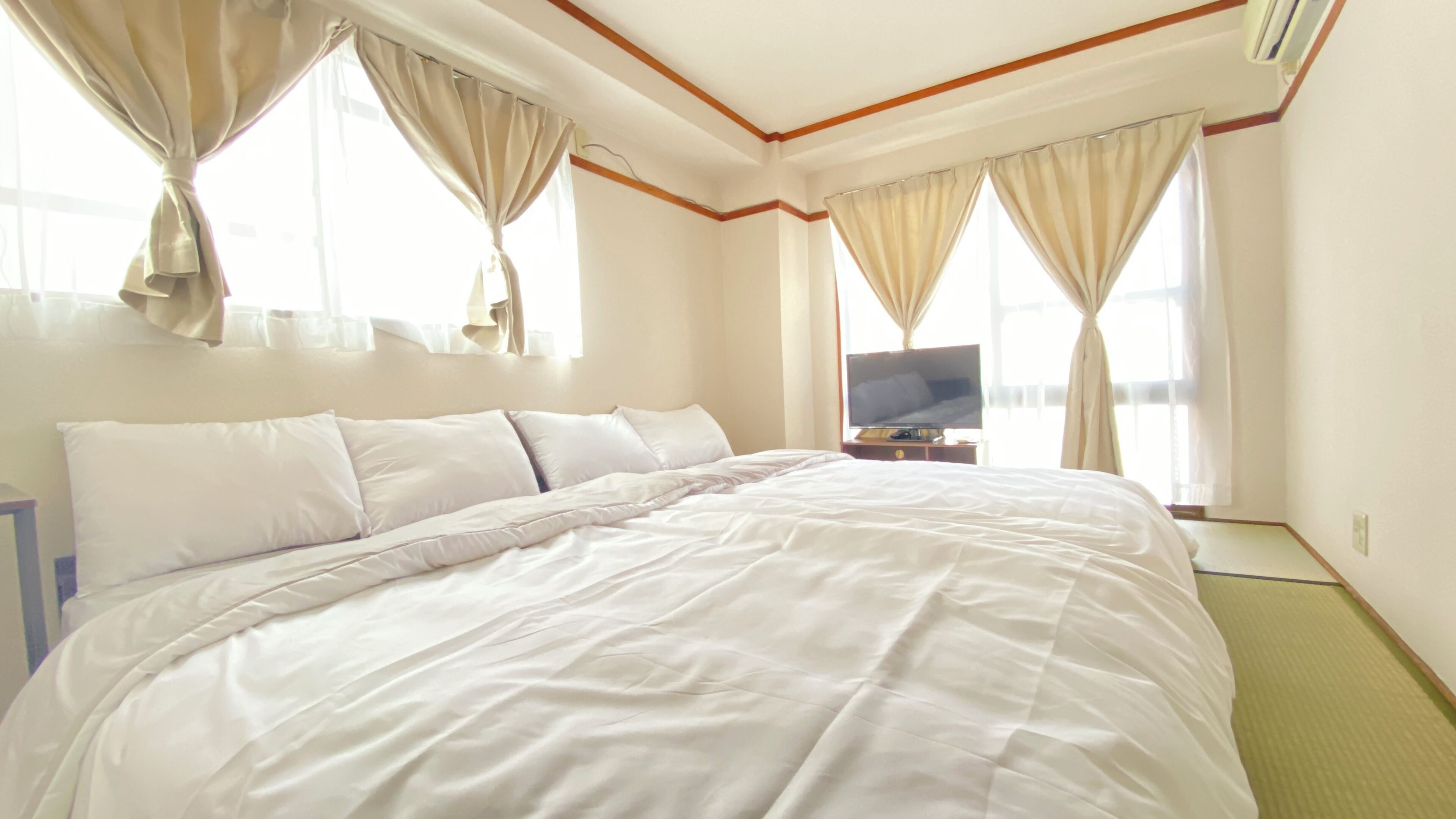 Masa, dizüstü bilgisayar çalışma alanı, ücretsiz kablosuz İnternet 