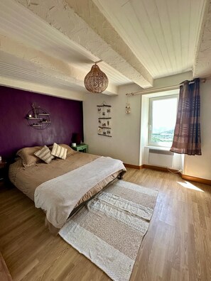 3 bedrooms, internet, bed sheets