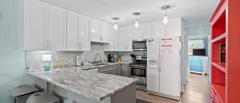 Refrigerador, microondas, horno y parrilla de estufa