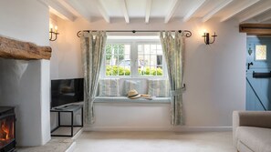 TV, fireplace - Murray's Cottage - sleeps 5 guests  in 3 bedrooms (Bourton-on-the-Water)