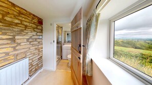 Secador de cabelo, toalhas de banho