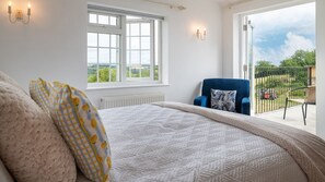 3 bedrooms, iron/ironing board, travel cot, free WiFi - Murray's Cottage - sleeps 5 guests  in 3 bedrooms (Bourton-on-the-Water)