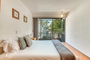 2 bedrooms, desk, iron/ironing board, travel crib