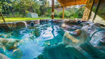 Tina de hidromasaje al aire libre