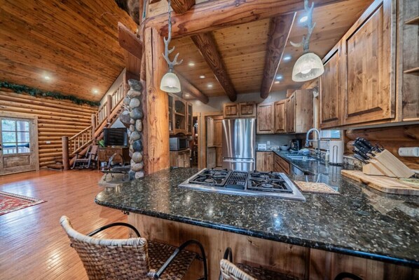 冷蔵庫、電子レンジ、オーブン、コンロ