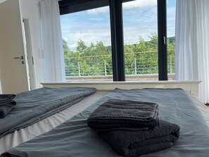 4 bedrooms, desk, iron/ironing board, free WiFi