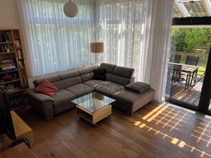 Smart TV, fireplace, DVD player, books