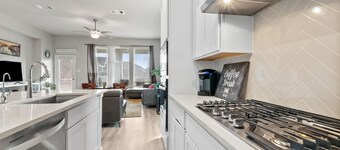 4-bedroom bed & breakfast in delightful Missouri City with AC