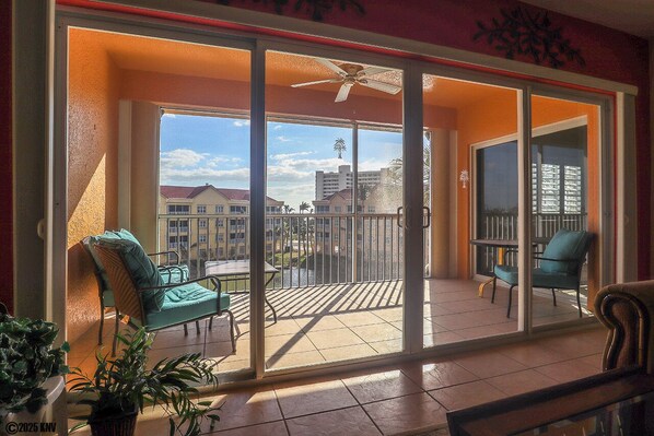 المنشأة من الداخل