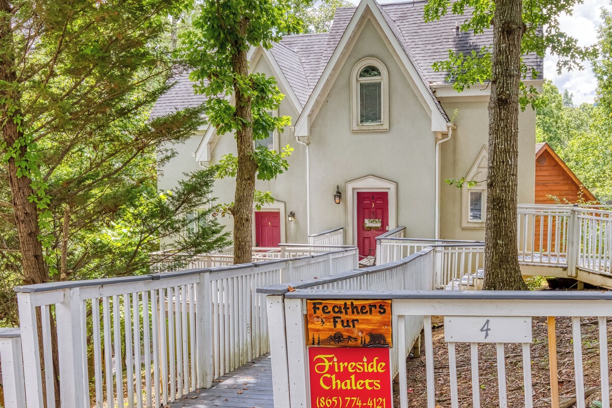 Pet Friendly 2 Bedroom Convenient Pigeon Forge Parkway Location-Hot Tub-Internet