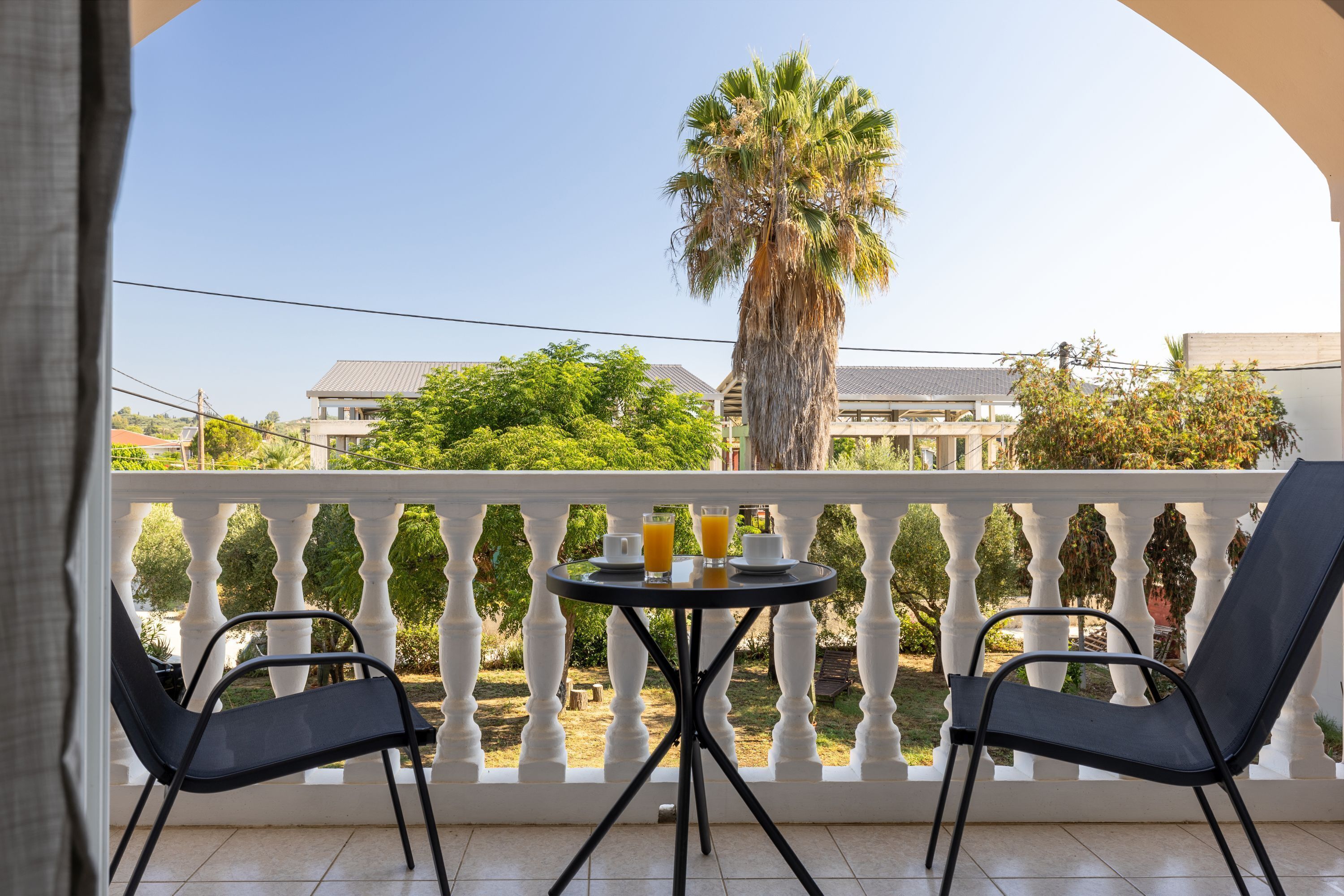 Eenvoudige studio, balkon, uitzicht op tuin | Terras