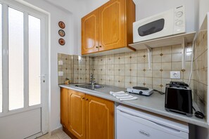 Basic Studio, Balcony, Garden View | Private kitchen | Mini-fridge, microwave