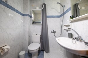 Basic-studiolejlighed - balkon - udsigt til have | Badeværelse