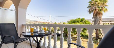 Basic Studio, Balcony, Garden View | Terrace/patio