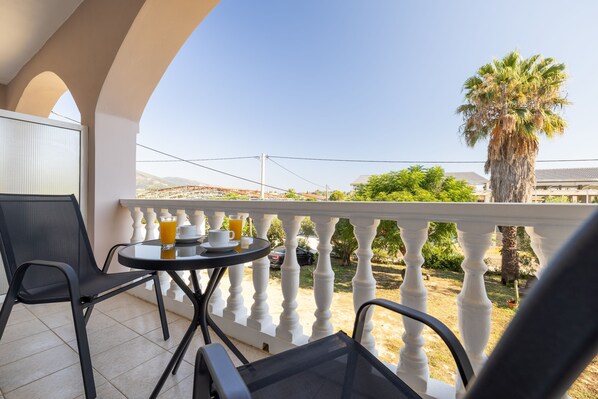 Basic-studiolejlighed - balkon - udsigt til have | Terrasse/gårdhave