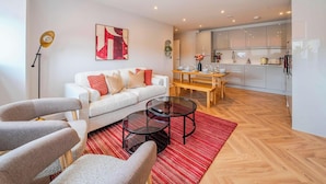 Unclassified image, 4 of 28, button - FREE Parking, Hi-Speed WiFi,55 Inch 4K TV LongStay (Farnborough)