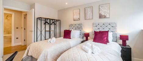 2 soverom, skrivebord, strykejern/-brett og reiseseng for barn