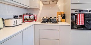 Kylskåp, mikrovågsugn, ugn och spishäll