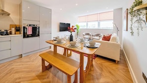 Unclassified image, 3 of 28, button - FREE Parking, Hi-Speed WiFi,55 Inch 4K TV LongStay (Farnborough)