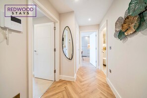 Interior - Stunning Flat, Hi-Speed WiFi, 55 Inch 4K TV (Hampshire)