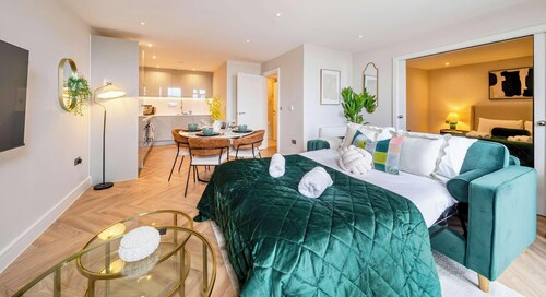 Stunning Flat, Hi-Speed WiFi, 55 Inch 4K TV, Desk