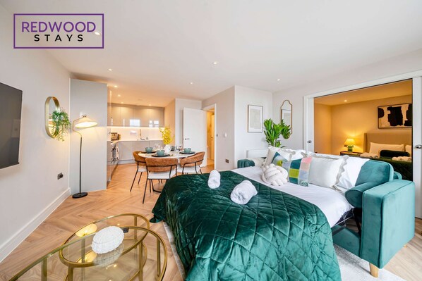 1 bedroom, desk, iron/ironing board, travel cot - Stunning Flat, Hi-Speed WiFi, 55 Inch 4K TV (Hampshire)