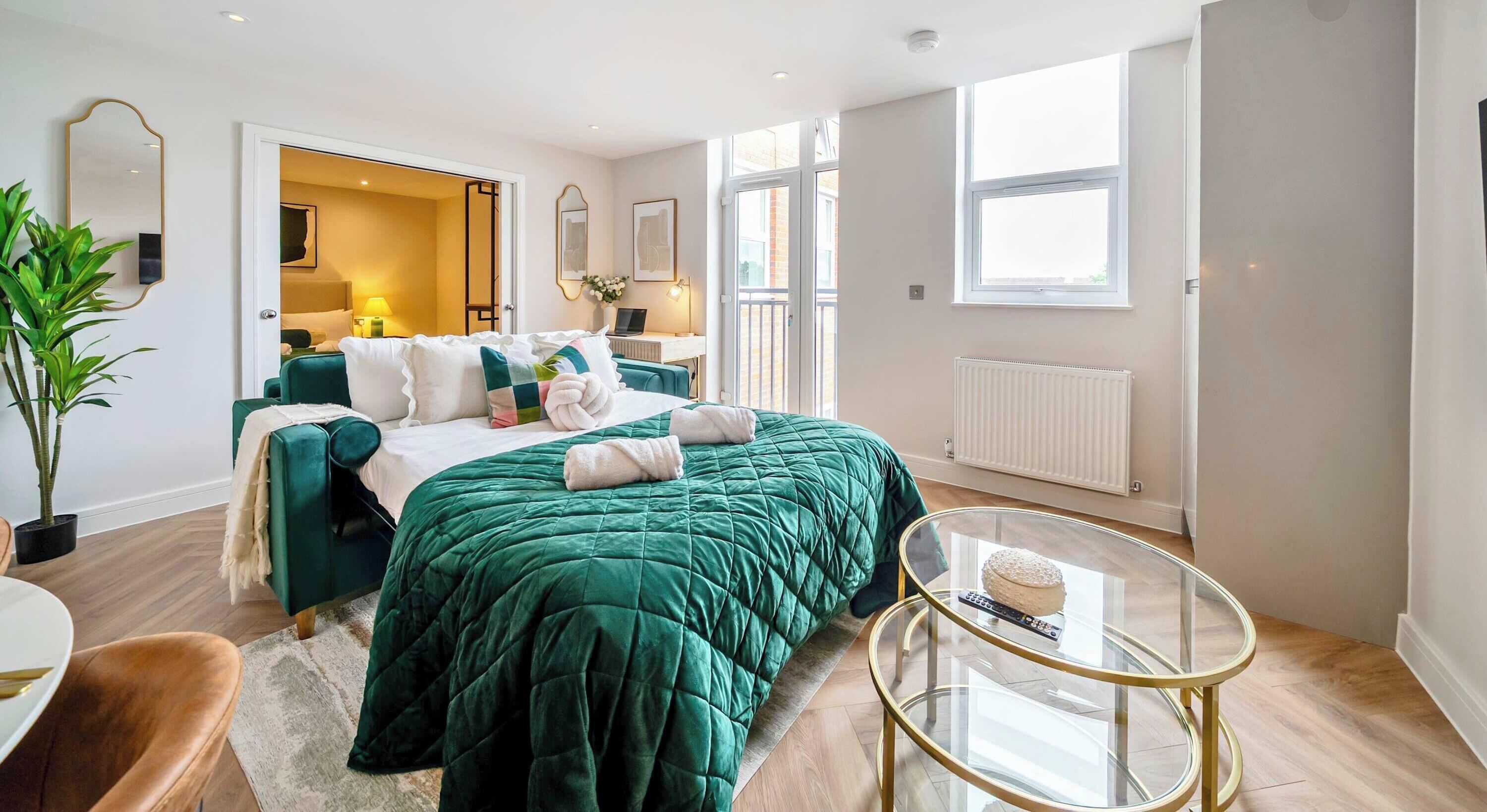 1 chambre, bureau, fer et planche à repasser, lit parapluie