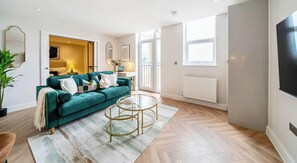 TV, offices - Stunning Flat, Hi-Speed WiFi, 55 Inch 4K TV (Hampshire)