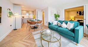 TV, offices - Stunning Flat, Hi-Speed WiFi, 55 Inch 4K TV (Hampshire)