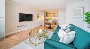 TV, offices - Stunning Flat, Hi-Speed WiFi, 55 Inch 4K TV, Desk (Hampshire)