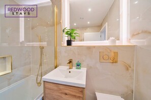 Douche, sèche-cheveux, serviettes fournies, shampoing