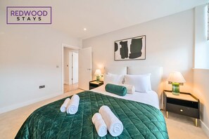 1 bedroom, desk, iron/ironing board, travel crib - Brand New | FREE Parking | Book 4 Discounted Rates (Hampshire)