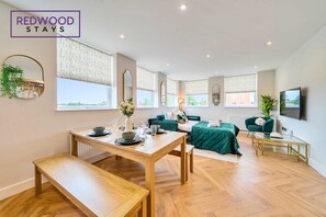 Dining - Brand New | FREE Parking | Book 4 Discounted Rates (Hampshire)