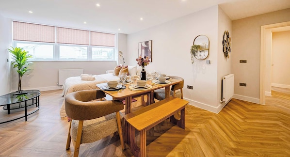 2 bedrooms, desk, iron/ironing board, travel cot - FREE Parking, Hi-Speed WiFi,55 Inch 4K TV LongStay (Hampshire)