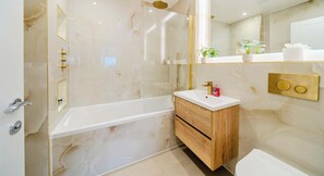 Dusche, Haartrockner, Handtücher, Shampoo
