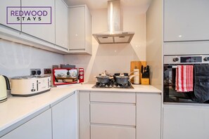 Fridge, microwave, oven, stovetop - FREE Parking, Hi-Speed WiFi,55 Inch 4K TV LongStay (Hampshire)