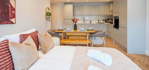 FREE Parking, Hi-Speed WiFi,55 Inch 4K TV LongStay