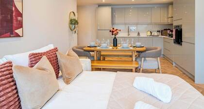 FREE Parking, Hi-Speed WiFi,55 Inch 4K TV LongStay